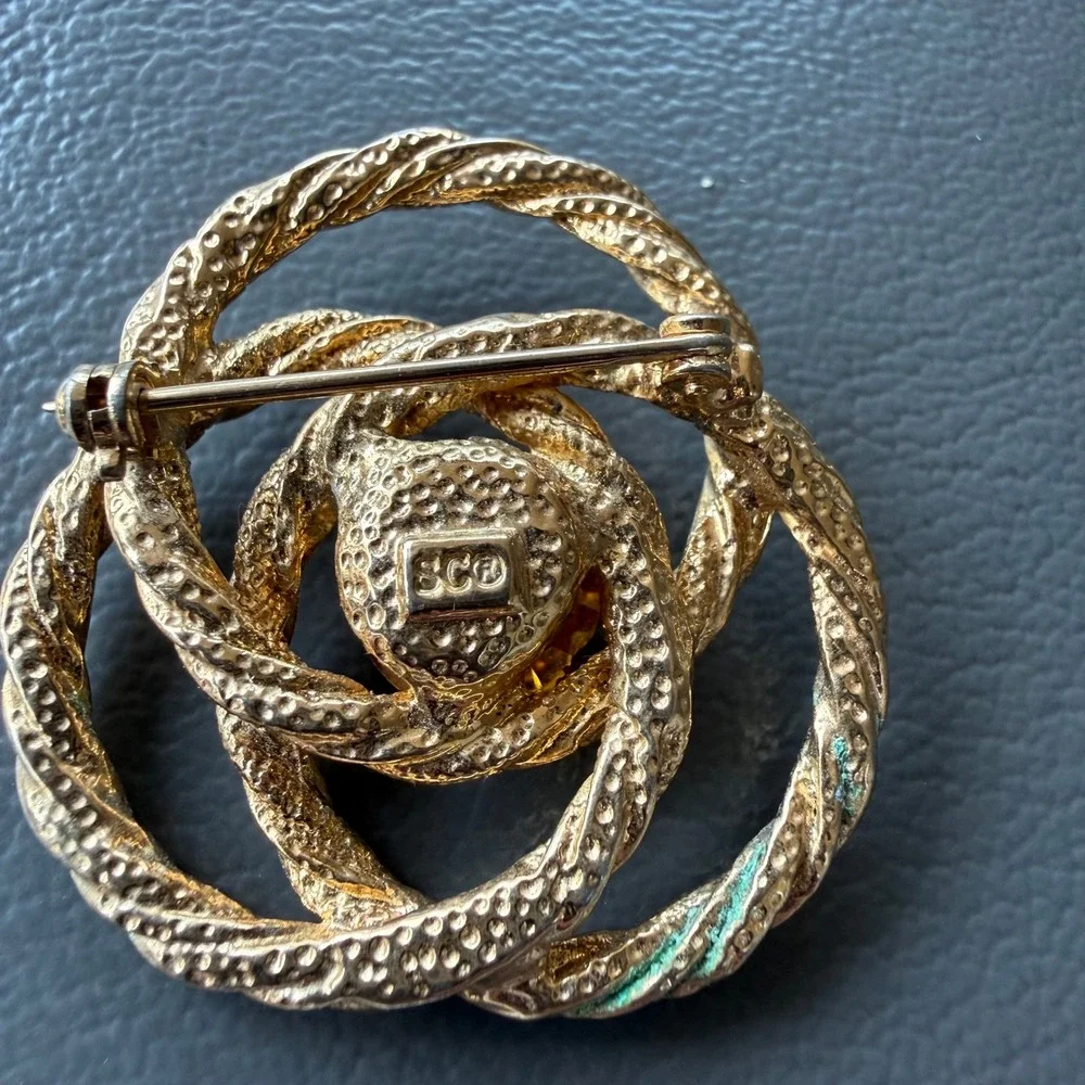 Vintage Sarah Coventry Gold Tone Interlocking Hoop Brooch Amber Rhinestone SC